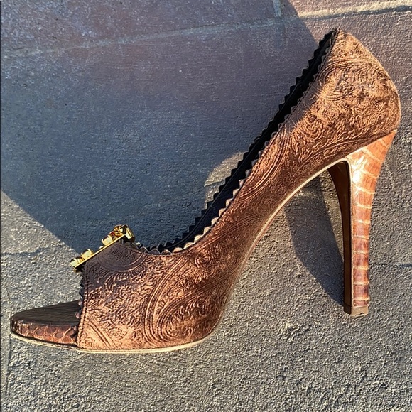 - Le Silla brown velvet brooch heels - Picture 3 of 7